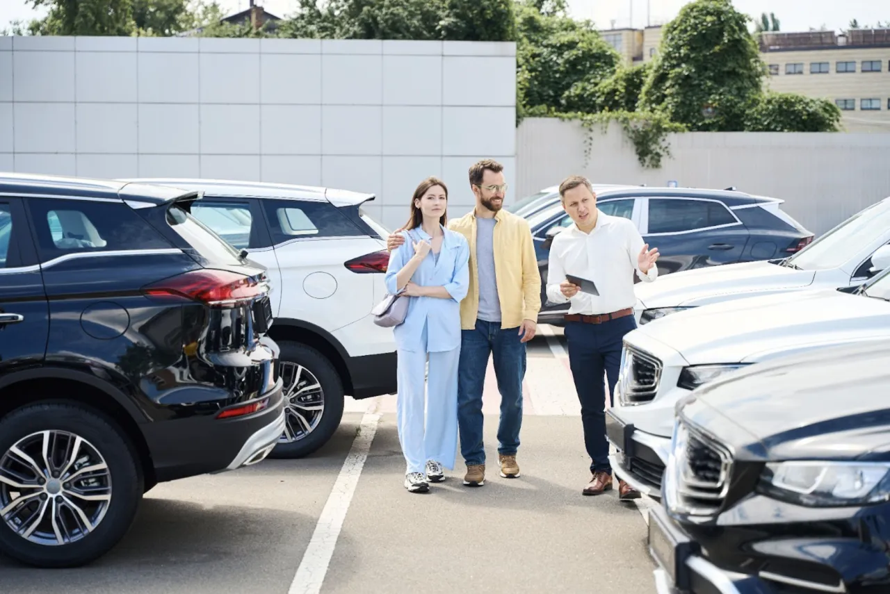 para oglądające samochody na sprzedaż