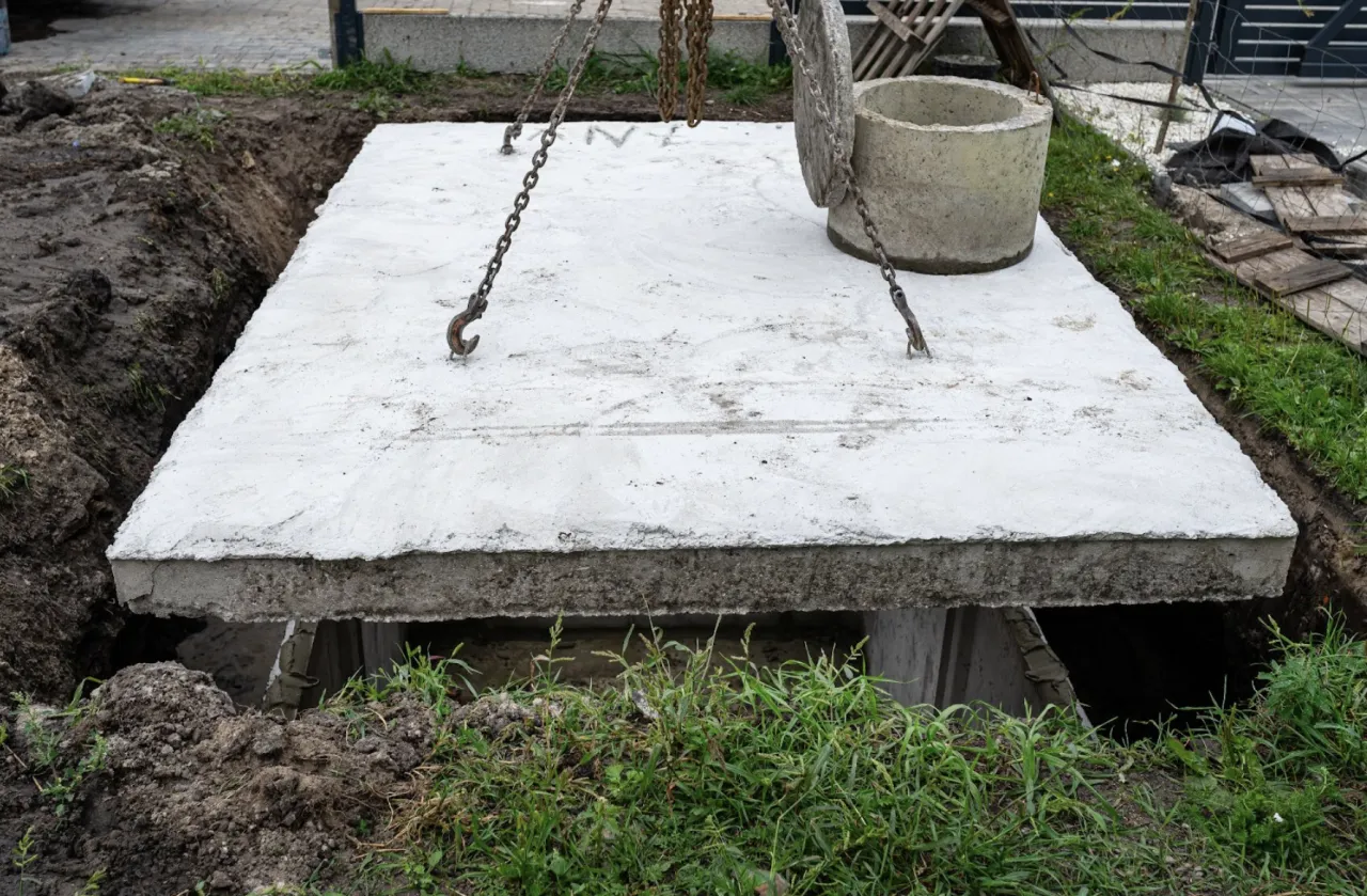 montaż betonowego szamba w wykopie