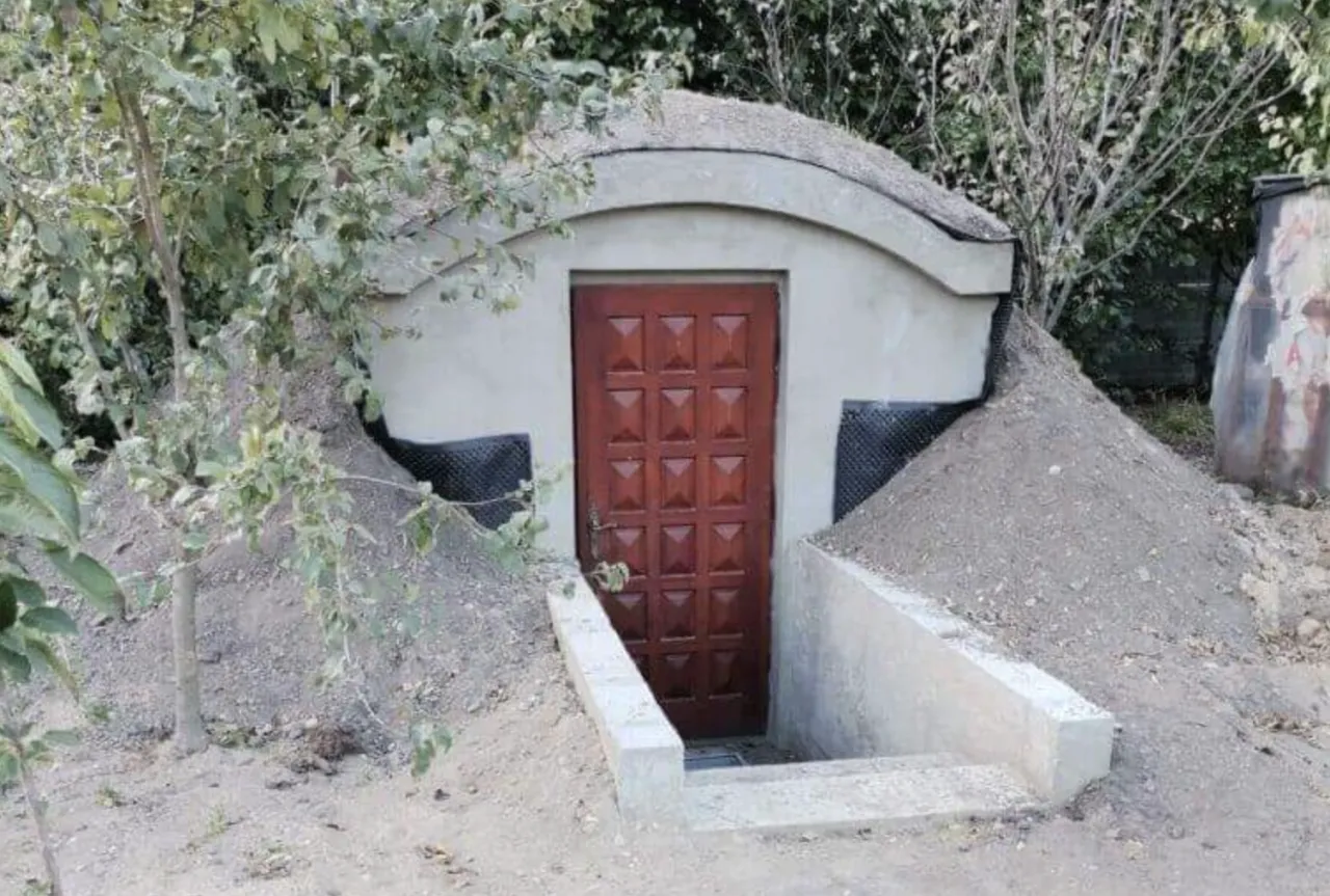 mała betonowa piwniczka ogrodowa