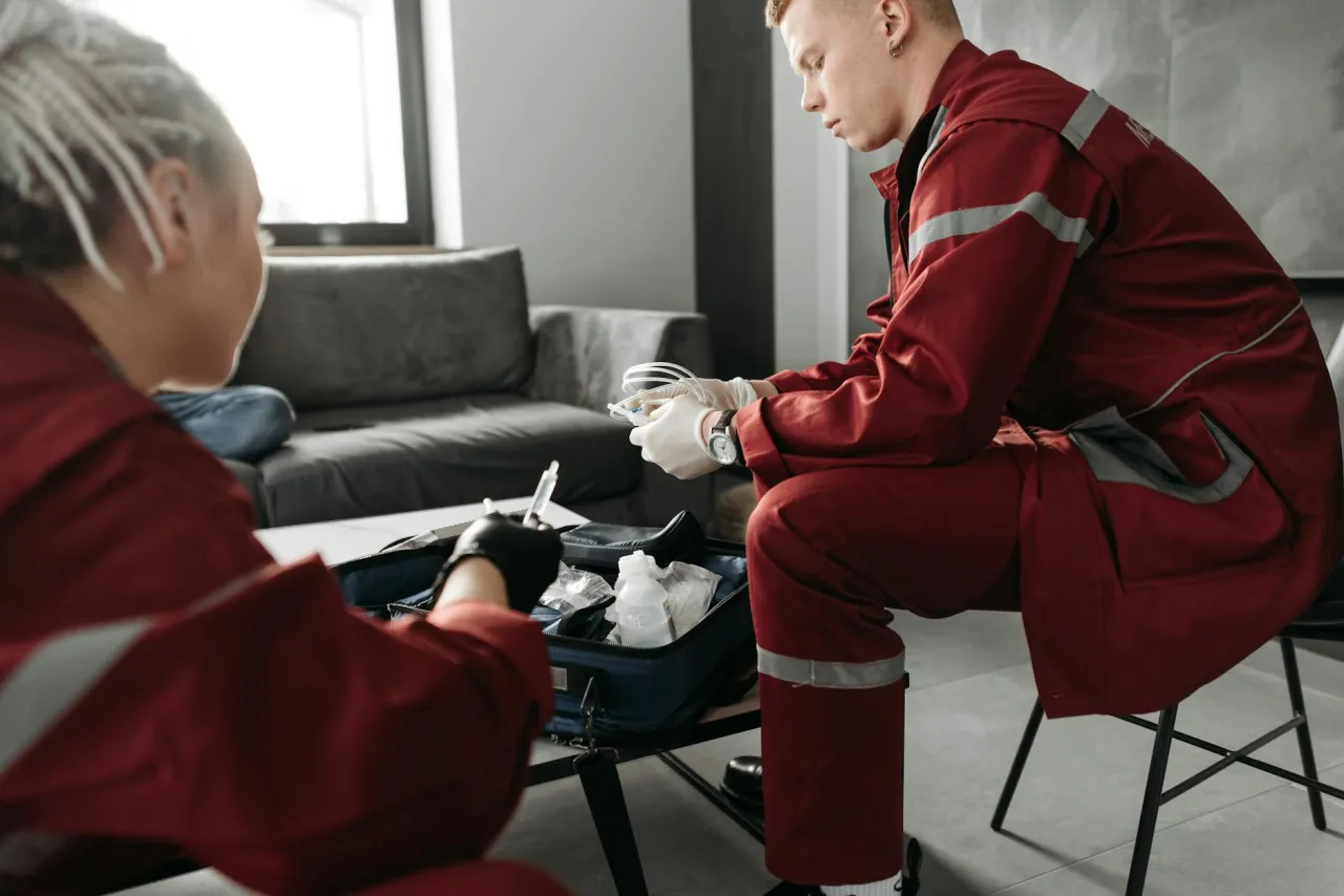 	ratownicy rozmawiający z pacjentem