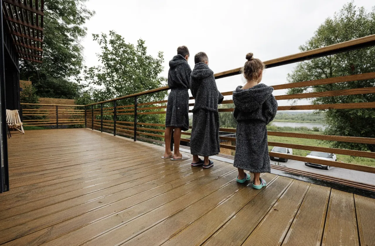 dzieci stojące na tarasie z desek kompozytowych