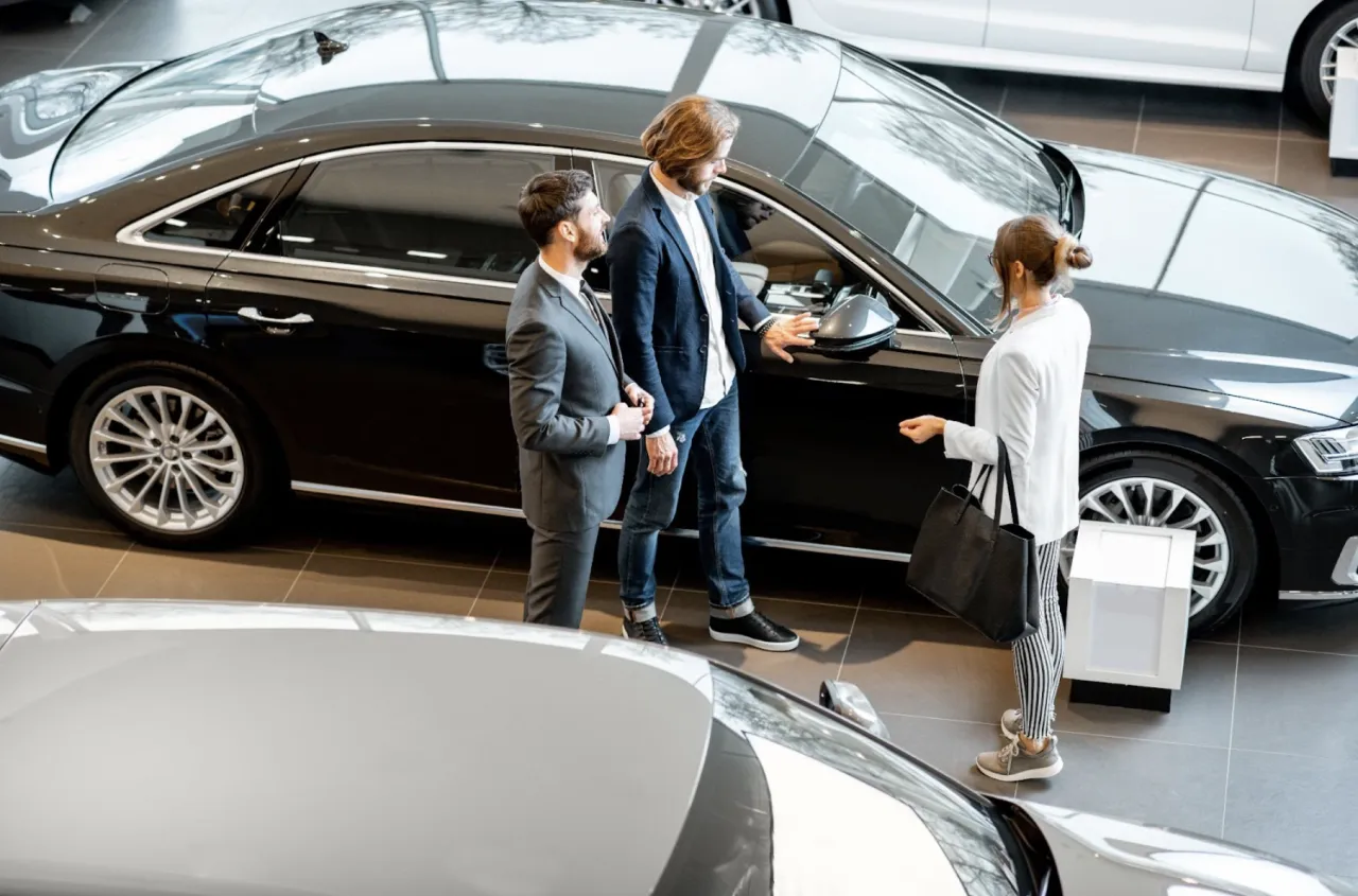 para oglądająca samochód w salonie