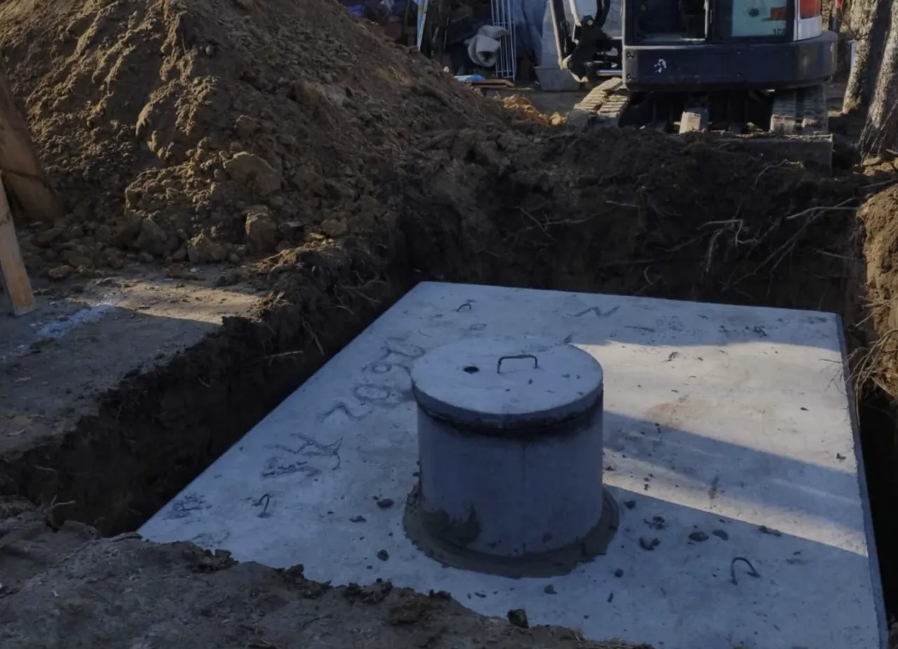 betonowy zbiornik w wykopie