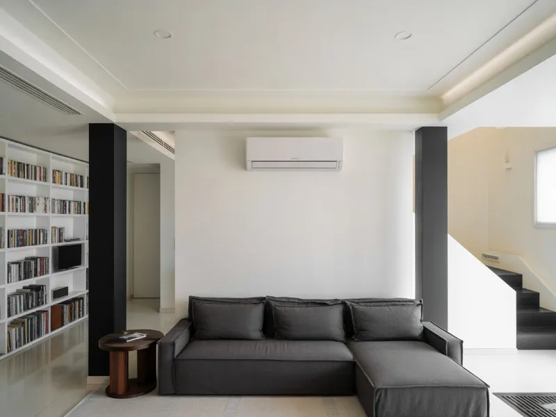 Salon z zamontowanym klimatyzatorem na ścianie