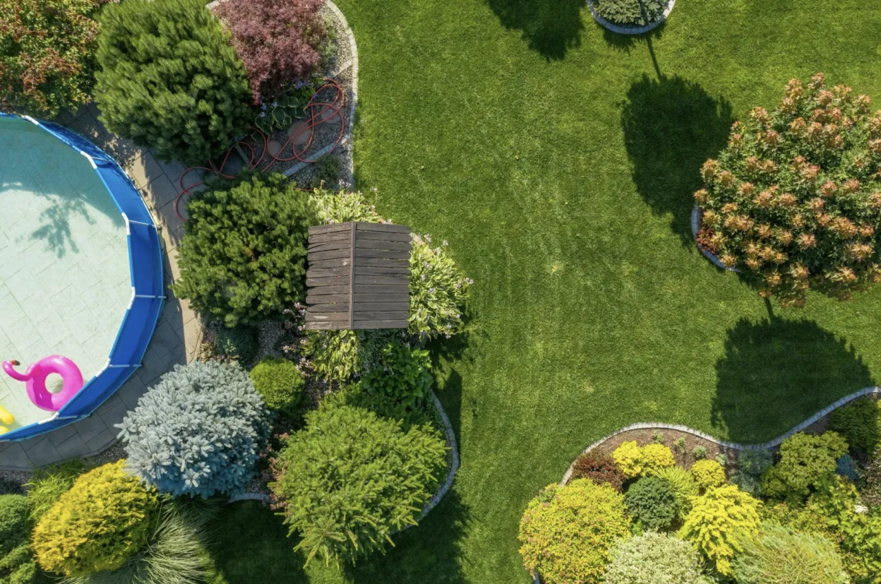 widok z góry na duży przydomowy ogród