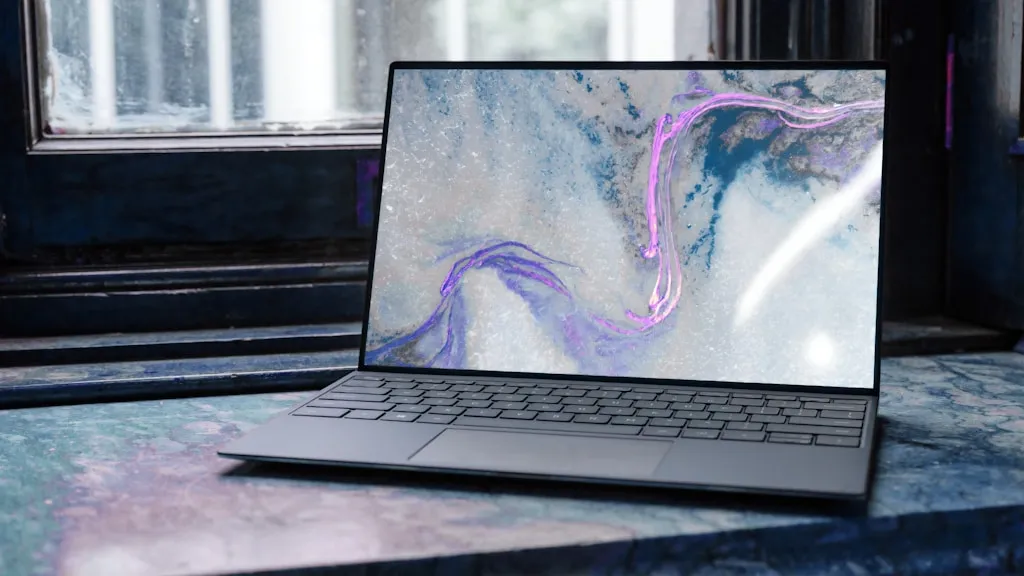 Zbliżenie na detale obudowy używanego laptopa Dell Precision, ukazujące solidną konstrukcję i niewielkie ślady użytkowania, podkreślające trwałość