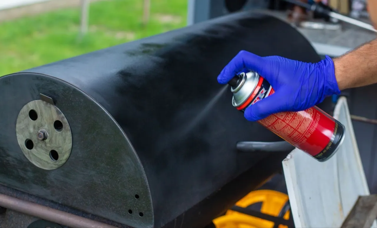 malowanie metalowego grilla/piecyka żaroodporną farbą w spreju