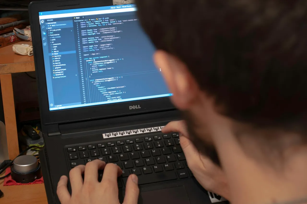 Grupa laptopów Dell różnych serii (Latitude, Precision, Vostro) ułożonych w stos, sugerująca szeroki wybór dostępnych modeli poleasingowych