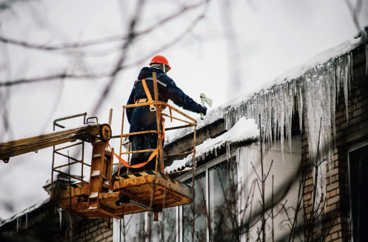 usuwanie sopli z dachu