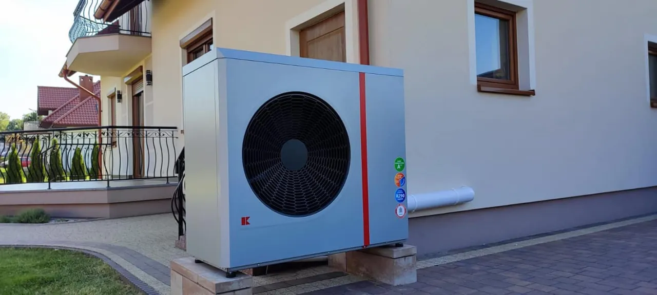Pompa ciepła na zewnątrz domu, realizacja TS Energy