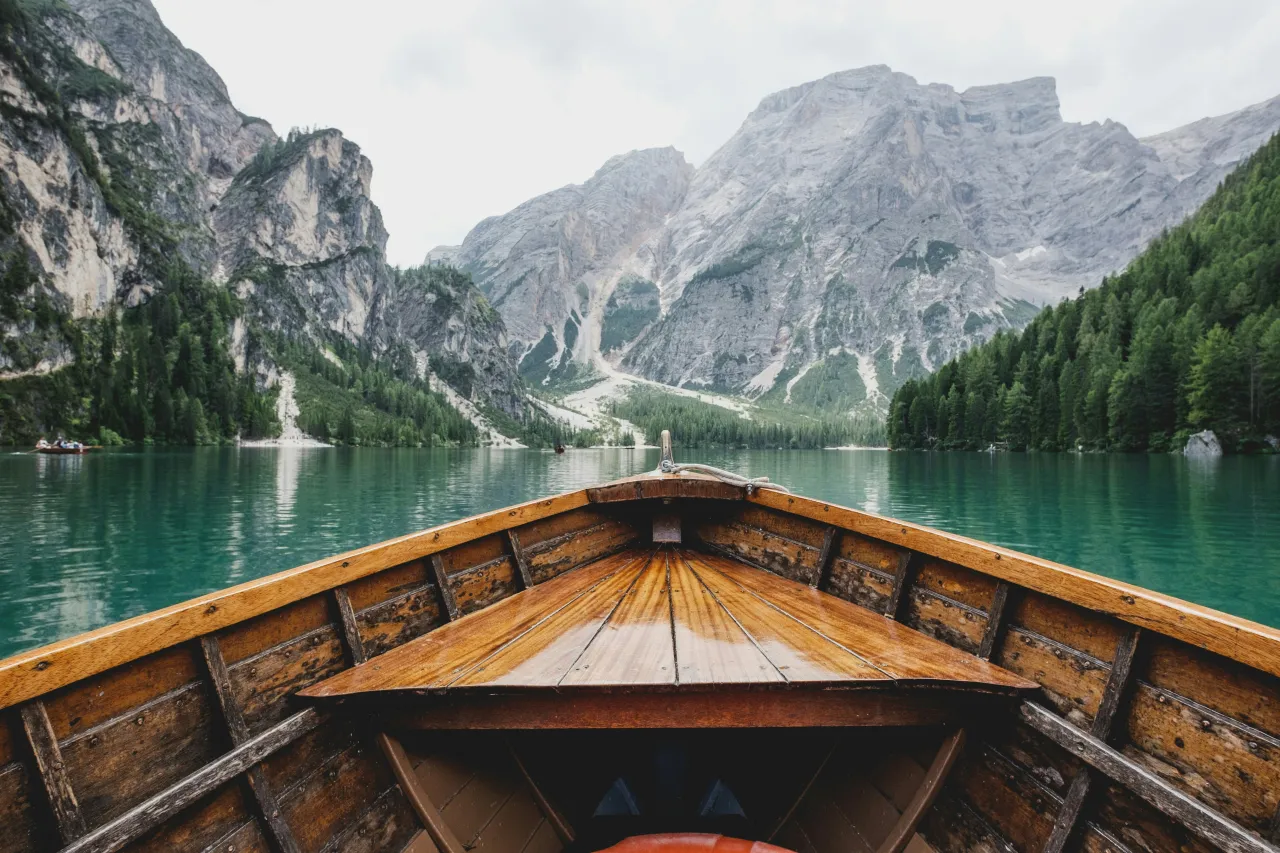 Na łódce na jeziorze Braies