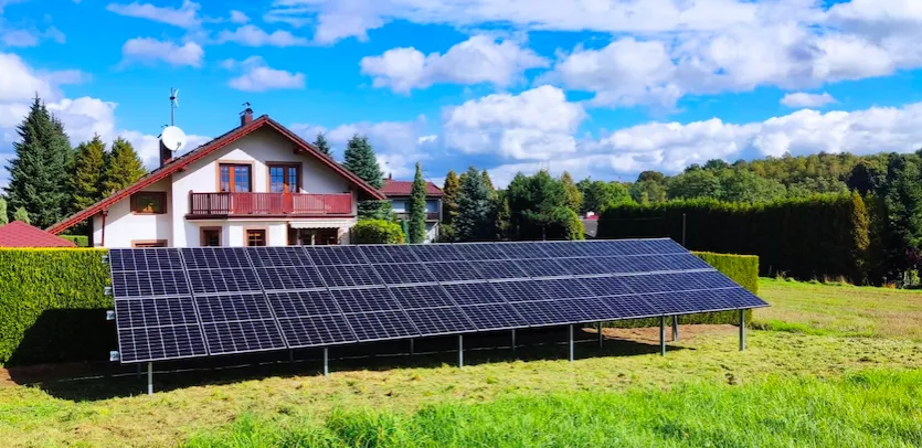 Fotowoltaika, panele słoneczne w ogrodzie, realizacja TS Energy