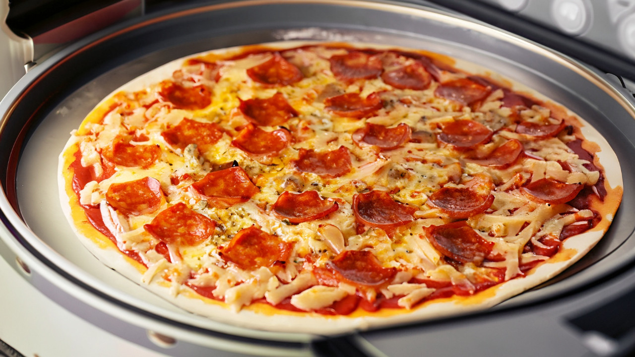 Kamień do pizzy z łopatką: Przewodnik po pieczeniu pizzy w Multicookerze
