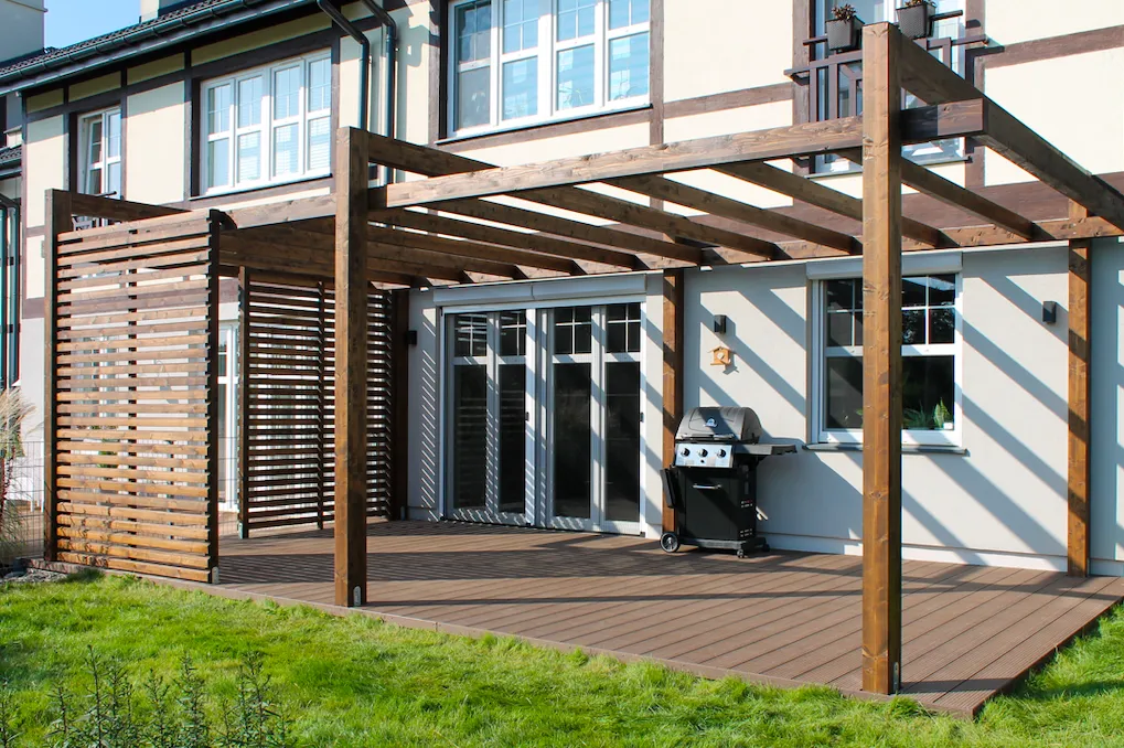 pergola drewniana nad tarasem
