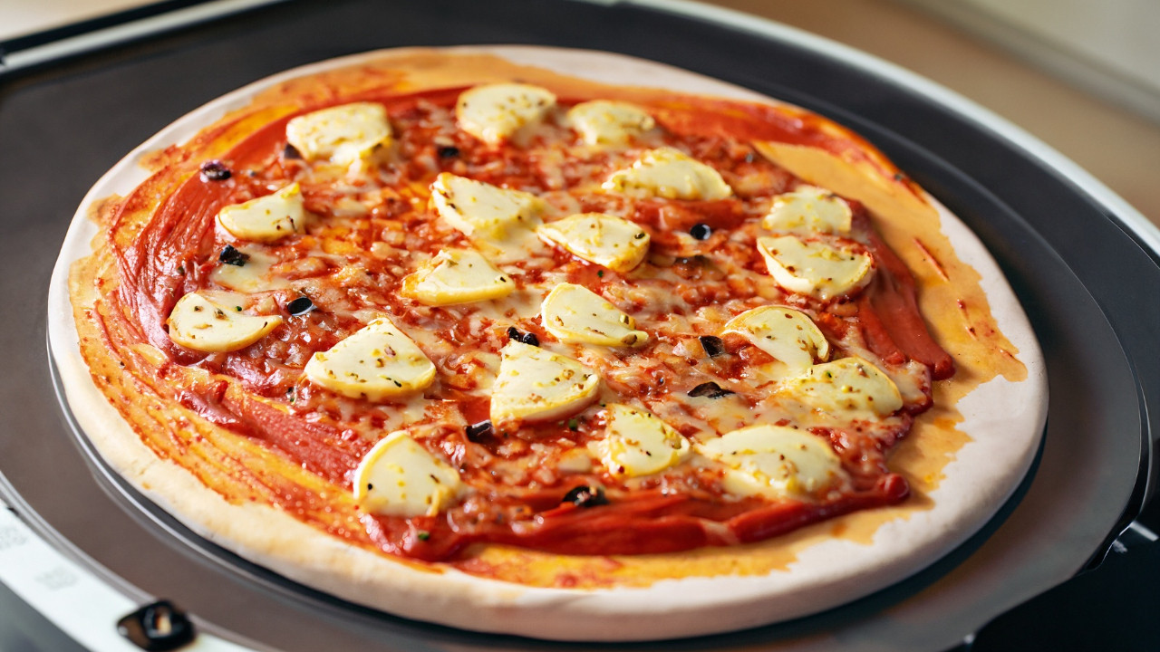 Kamień do pizzy z łopatką: Przewodnik po pieczeniu pizzy w Multicookerze