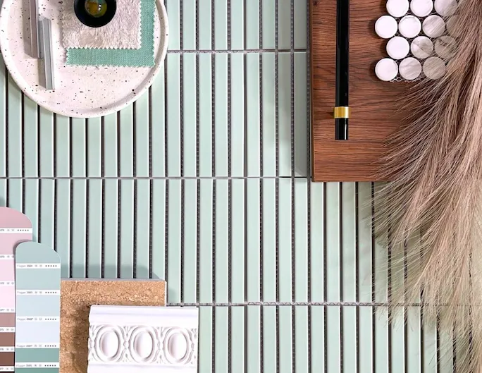 plytki-pastelowe-w-stylistyce-rokoko-stick-smokey-sage-raw-decor-moodboard-inspiracyjny