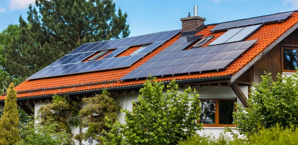 Dom jednorodzinny z instalacją fotowoltaiczną na dachu - otwartaenergia.pl
