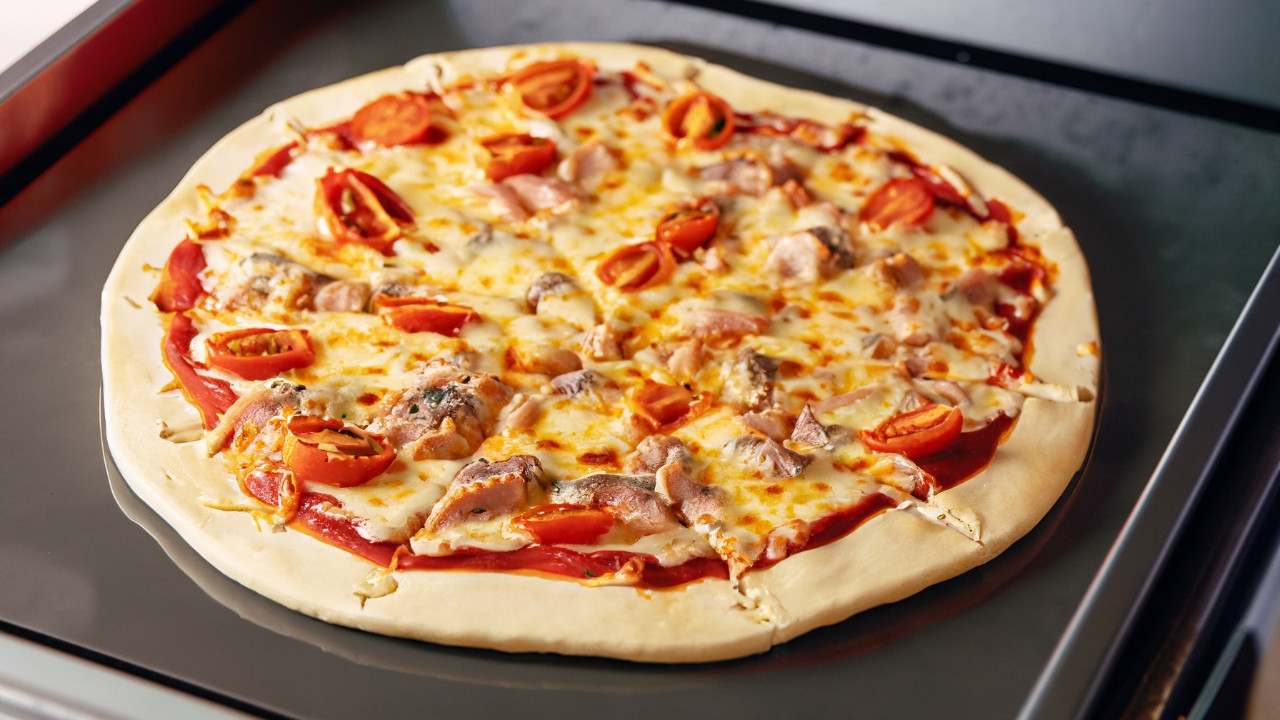 Kamień do pizzy z łopatką: Przewodnik po pieczeniu pizzy w Multicookerze