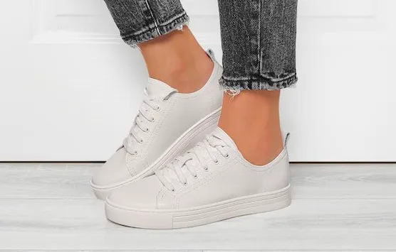 białe sneakersy