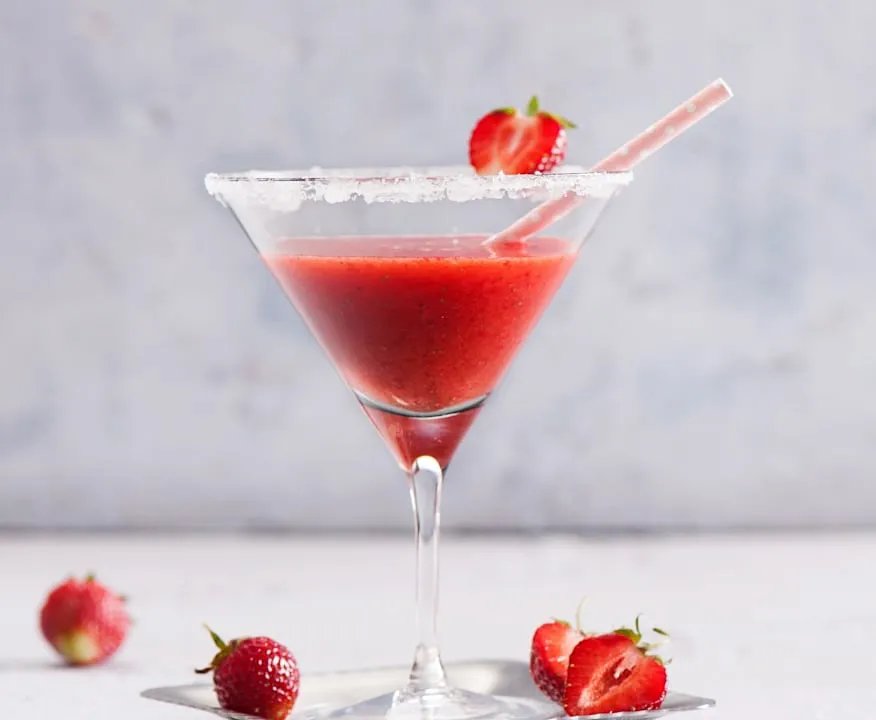 Orzeźwiający drink truskawkowe daiquiri w kieliszku koktajlowym
