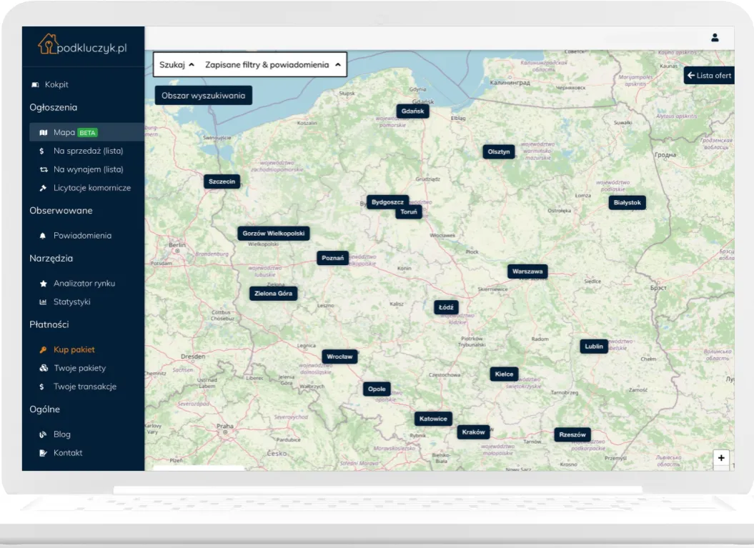 Osoba przeglądająca oferty mieszkań na laptopie, z mapą miasta w tle