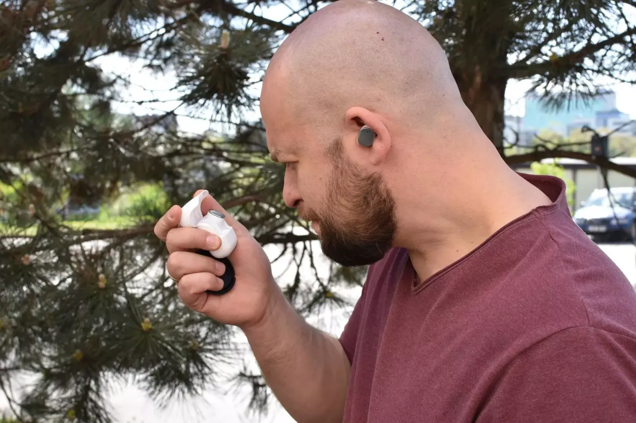 Osoba sfrustrowana problemami z parowaniem słuchawek