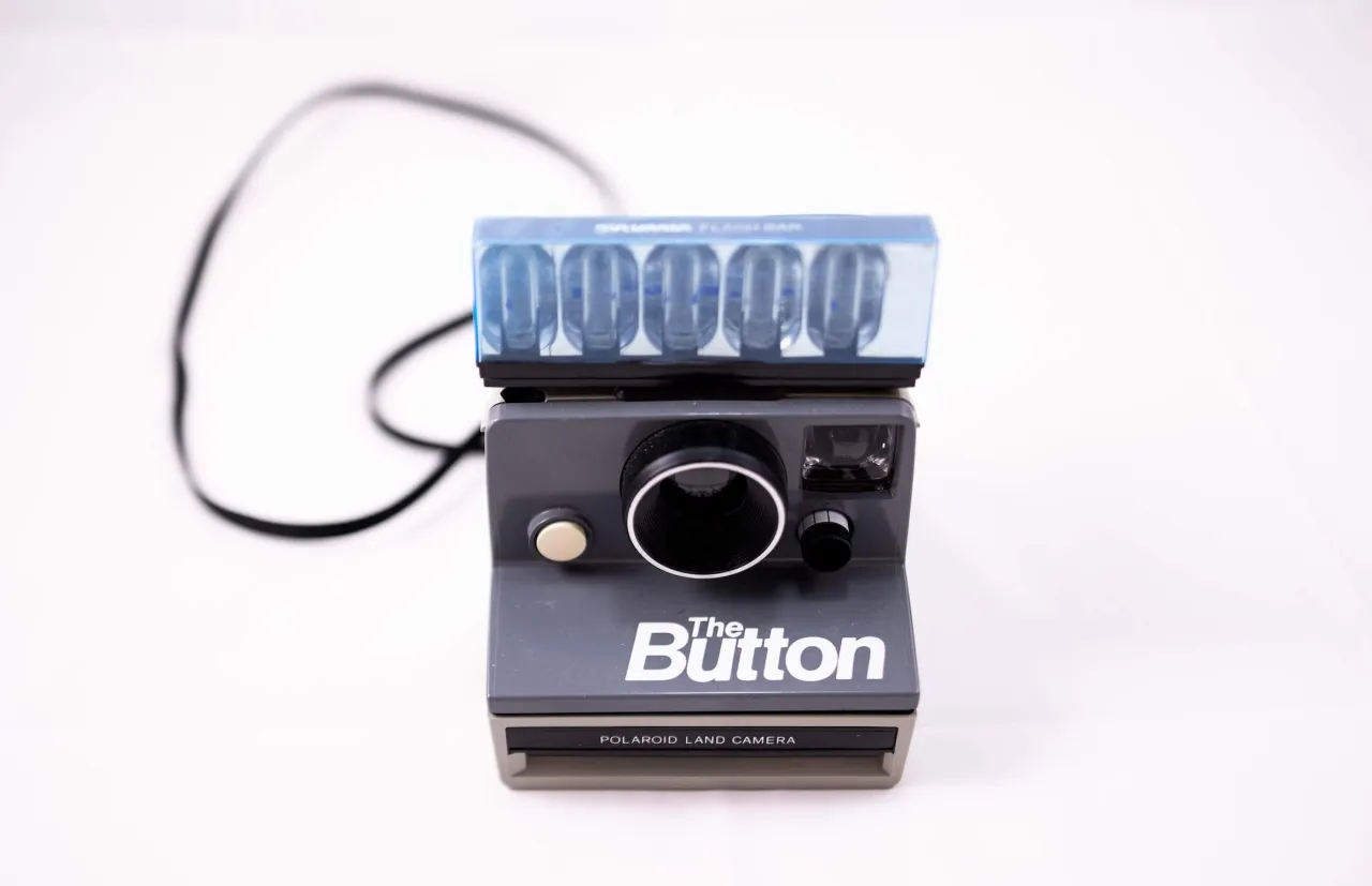 Szary aparat Polaroid 