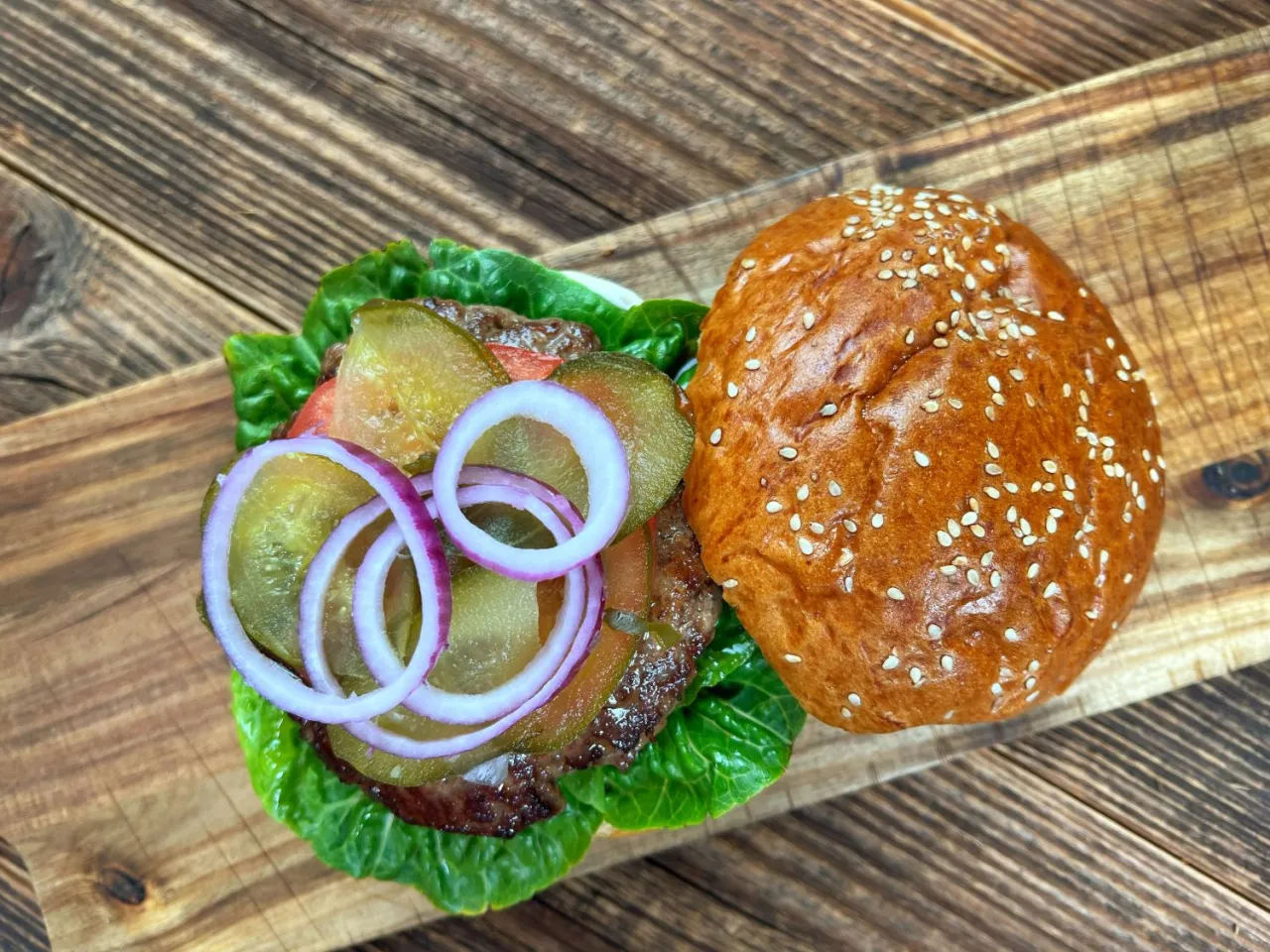 solenie burgera przed smażeniem sól gruboziarnista