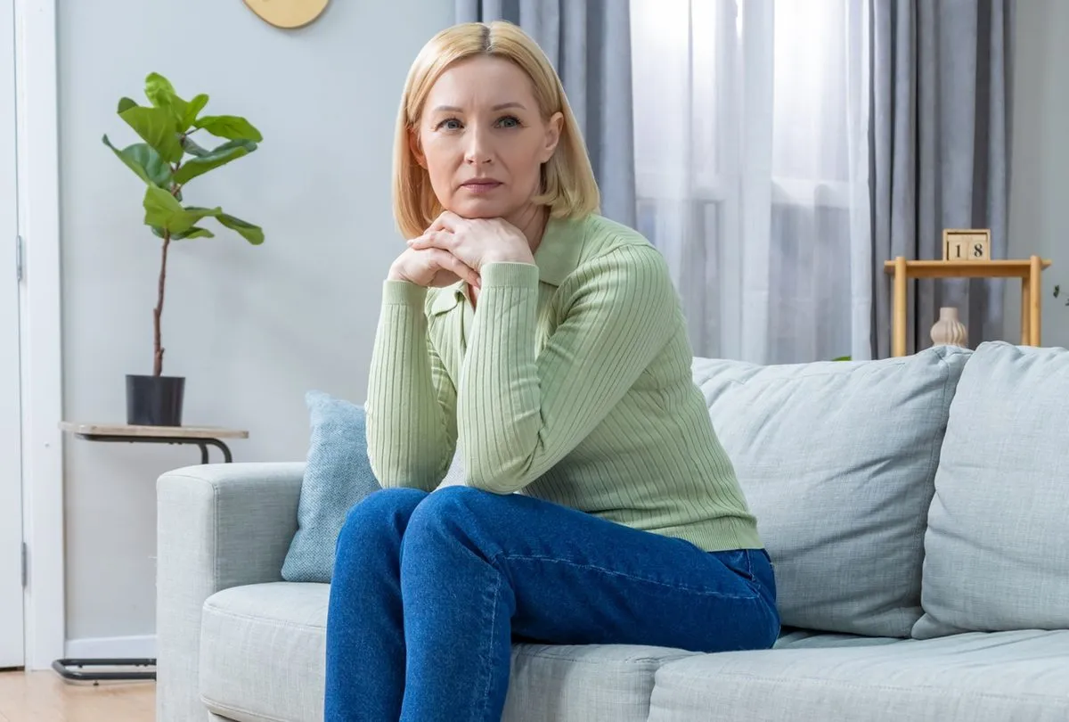 Osoba zamyślona, zmartwiona, siedząca sama