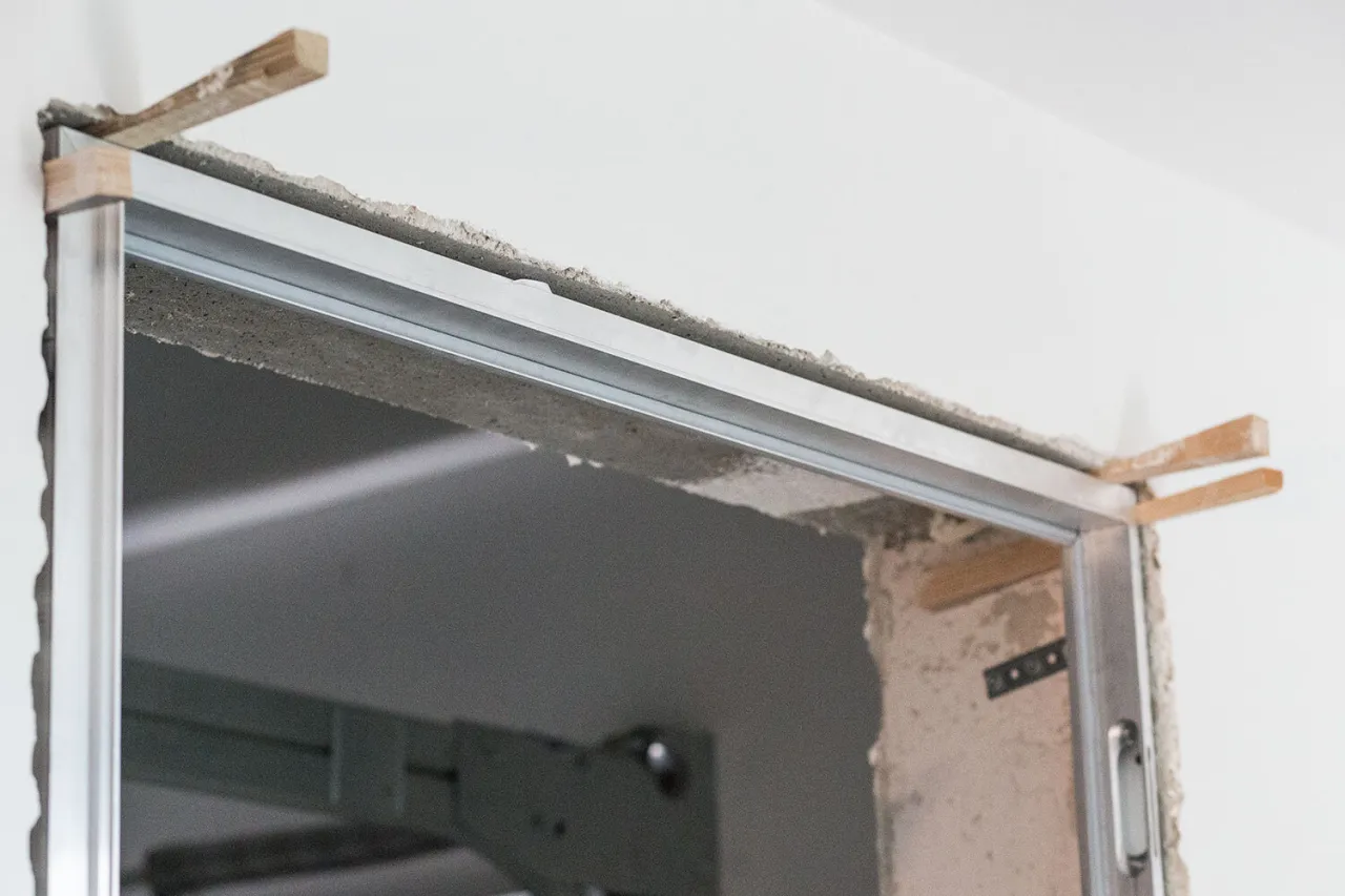 Profesjonalny montaż drzwi ukrytych