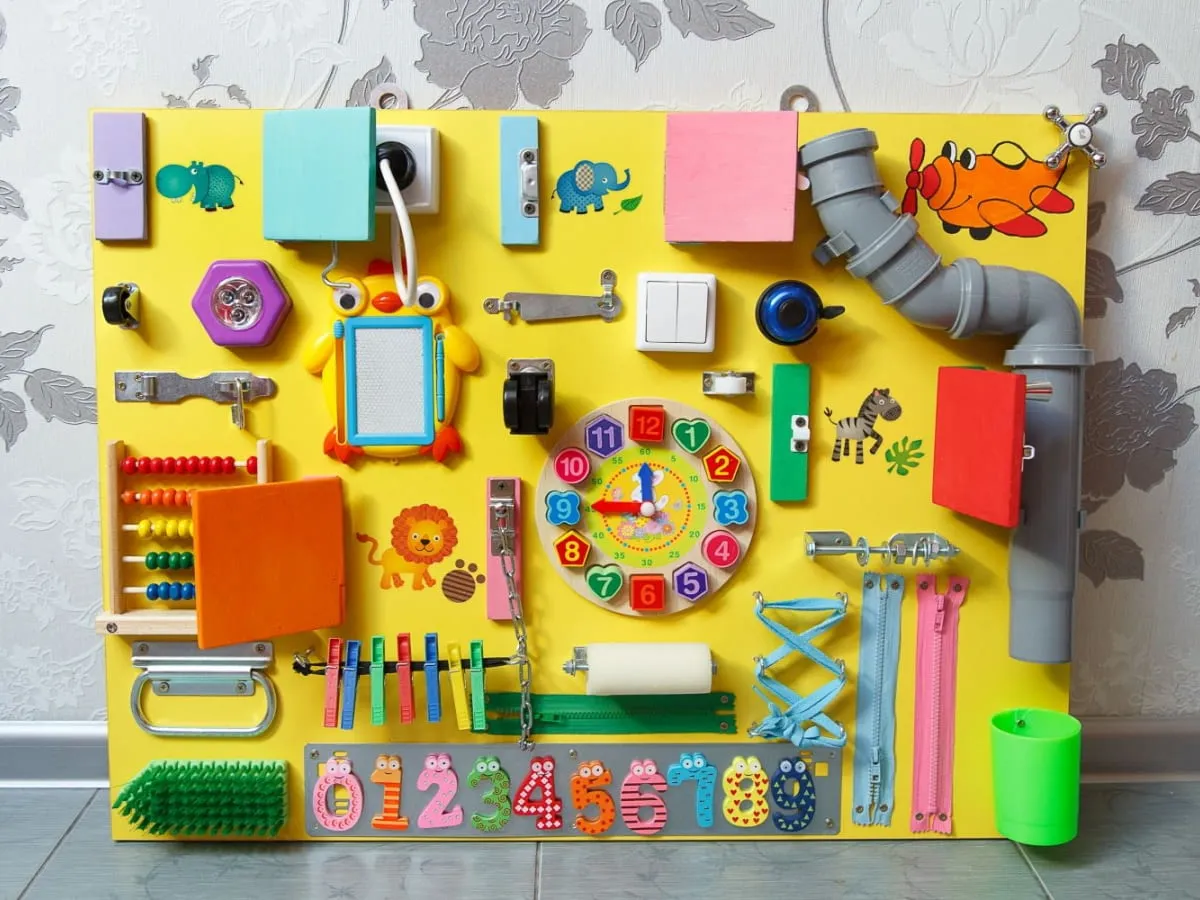 tablica sensoryczna manipulacyjna DIY różne style