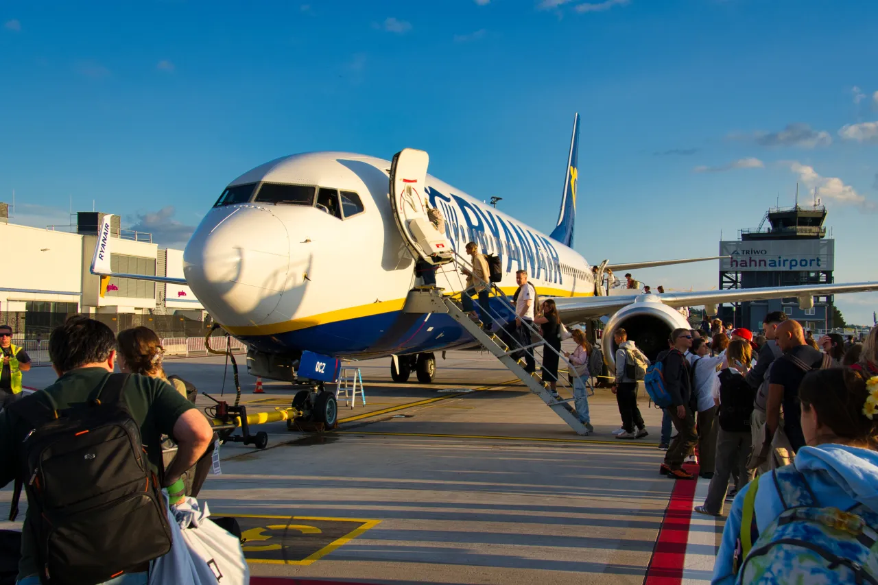 Pasażerowie wsiadają do samolotu Ryanair. Czy to jest opłata transakcyjna Ryanair?