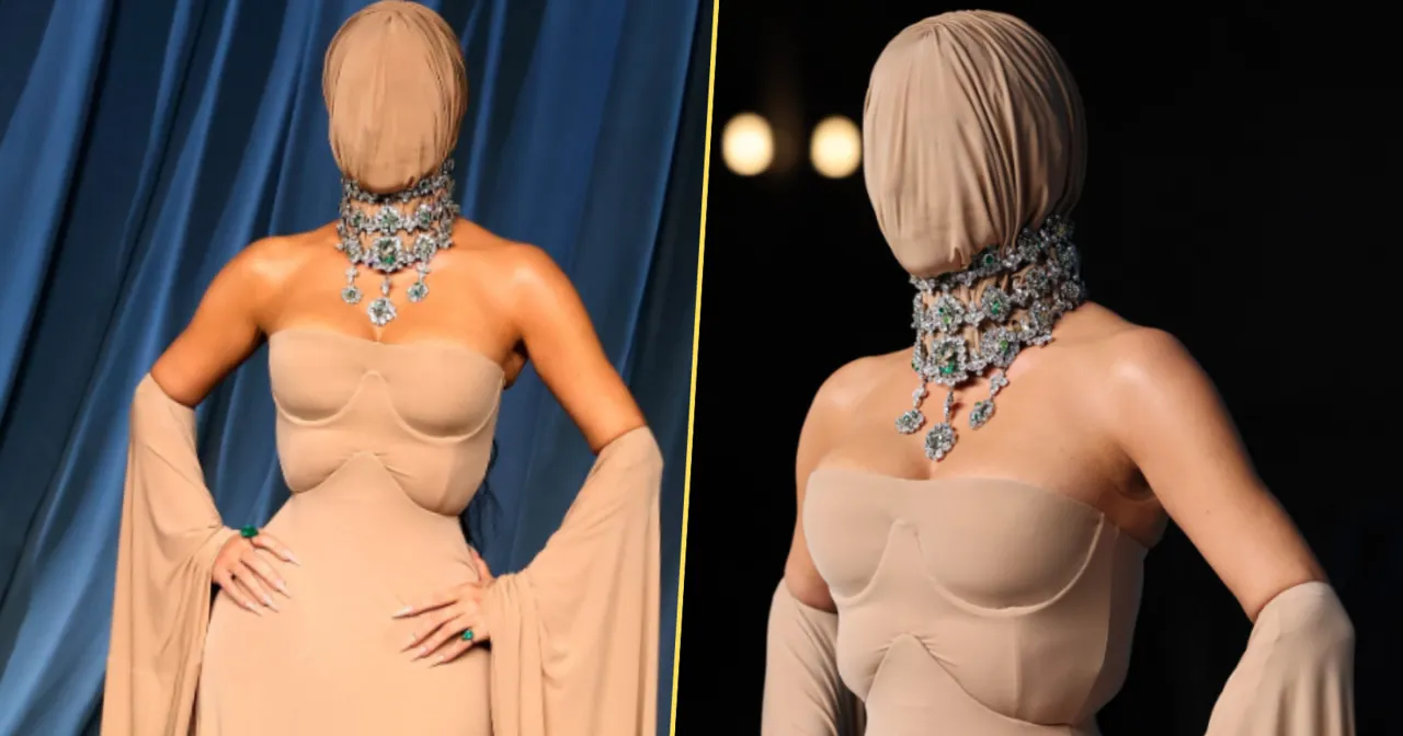 Kim Kardashian w beżowej sukni i naszyjniku z diament&oacute;w i szmaragd&oacute;w. Jej twarz jest zakryta.