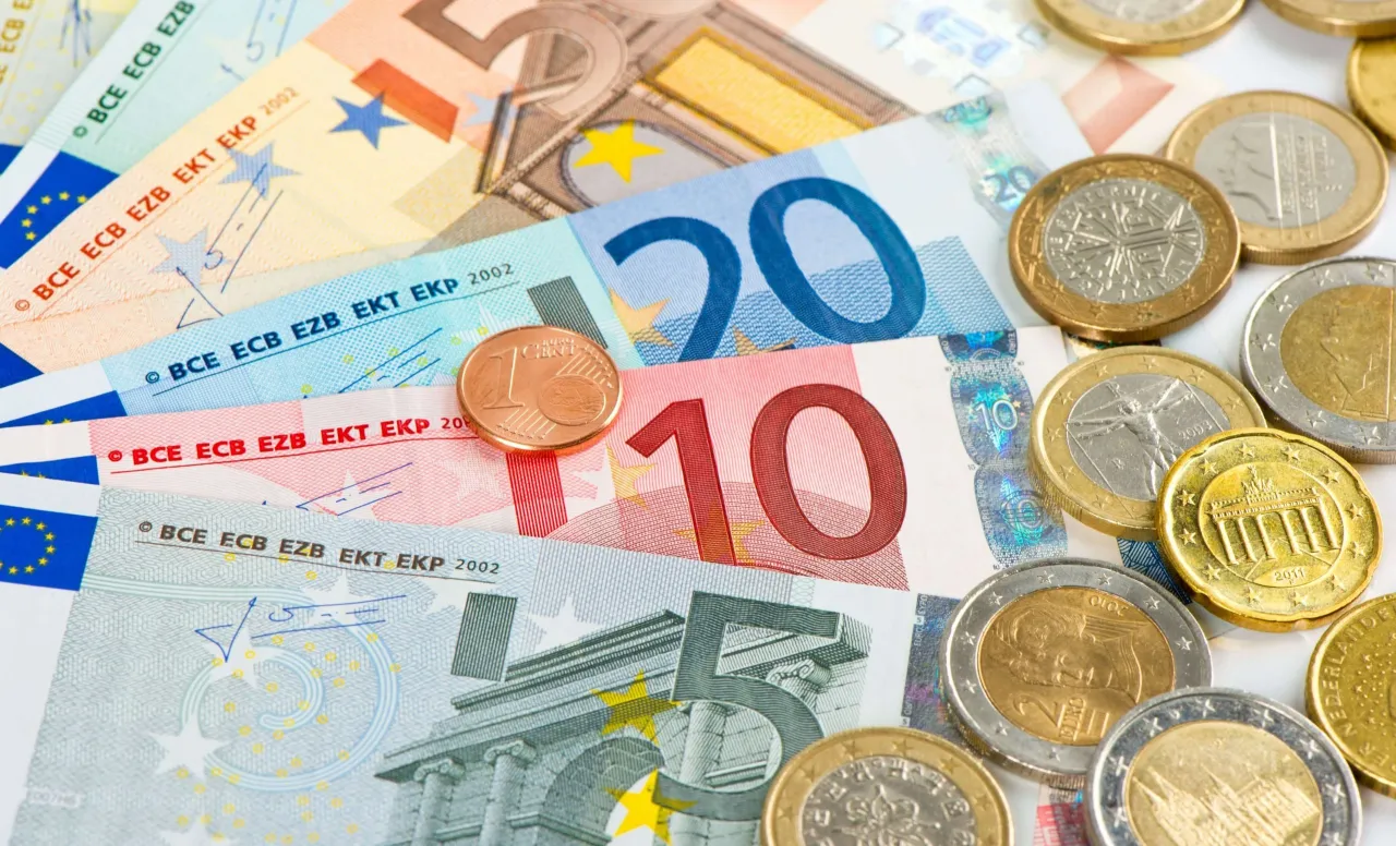 Euro banknoty i monety, w tym 1 cent. Malta, jako członek strefy euro, używa tej waluty.