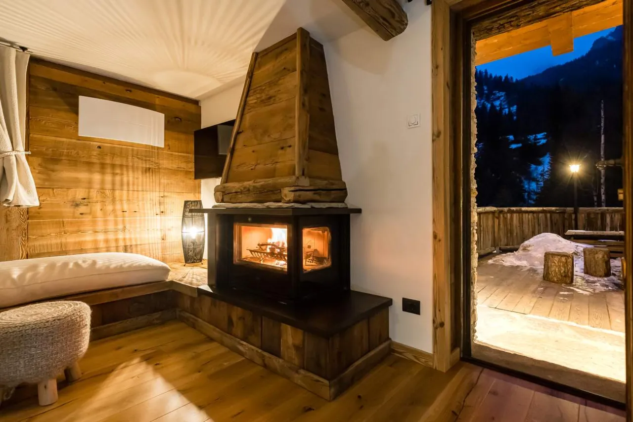 Interni baita montagna camino