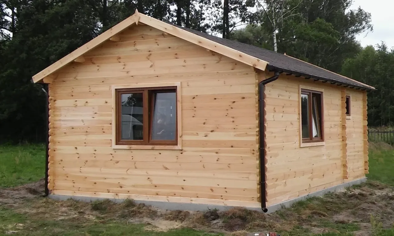 Drewniany domek letniskowy, idealny na inwestycję. Taka budowla zapewnia wysoką rentowność wynajmu domk&oacute;w letniskowych.