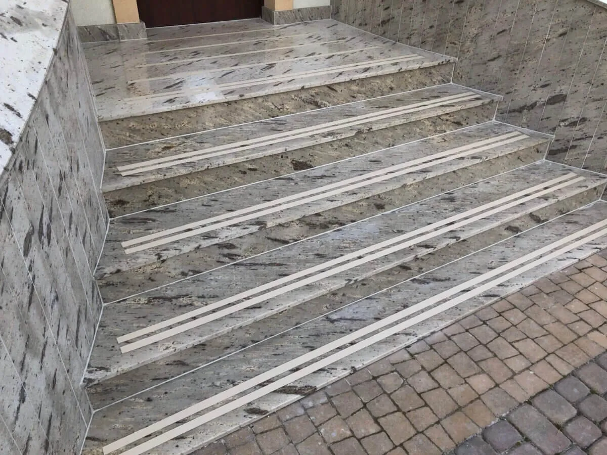 Rodzaje kamienia na schody: granit, marmur, piaskowiec, konglomerat