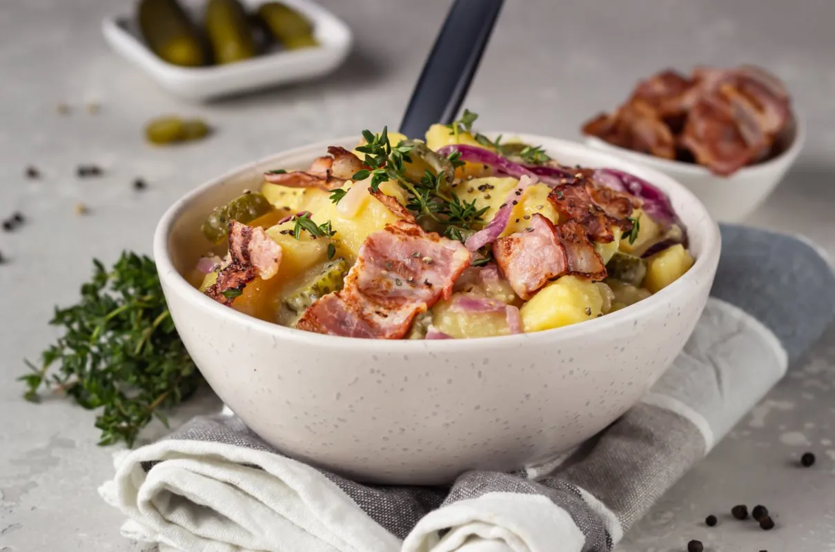 Niemiecka Kartoffelsalat z boczkiem i cebulą