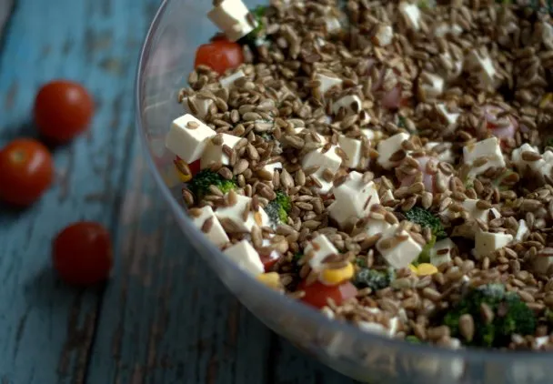 sałatka z prażonym słonecznikiem i różnymi przyprawami