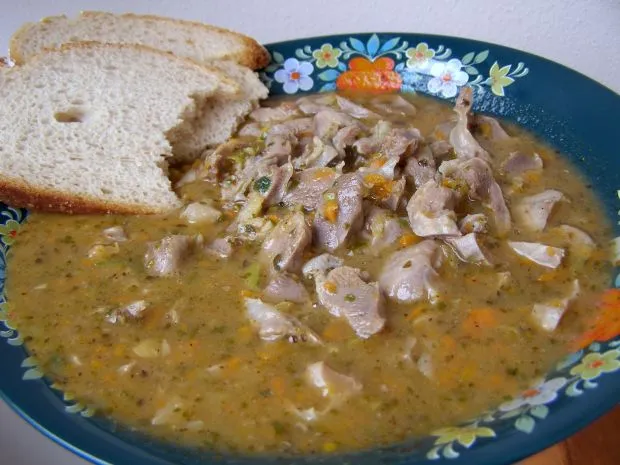 świeże żołądki drobiowe i warzywa na flaki