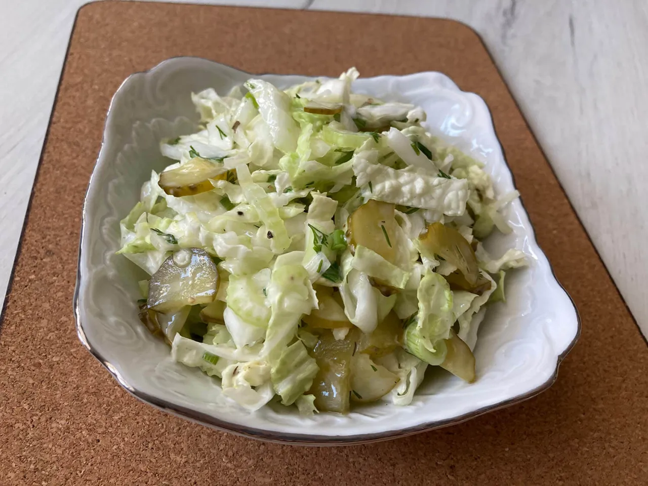 szybkie surówki z kapusty pekińskiej, surówka z ogórka kiszonego