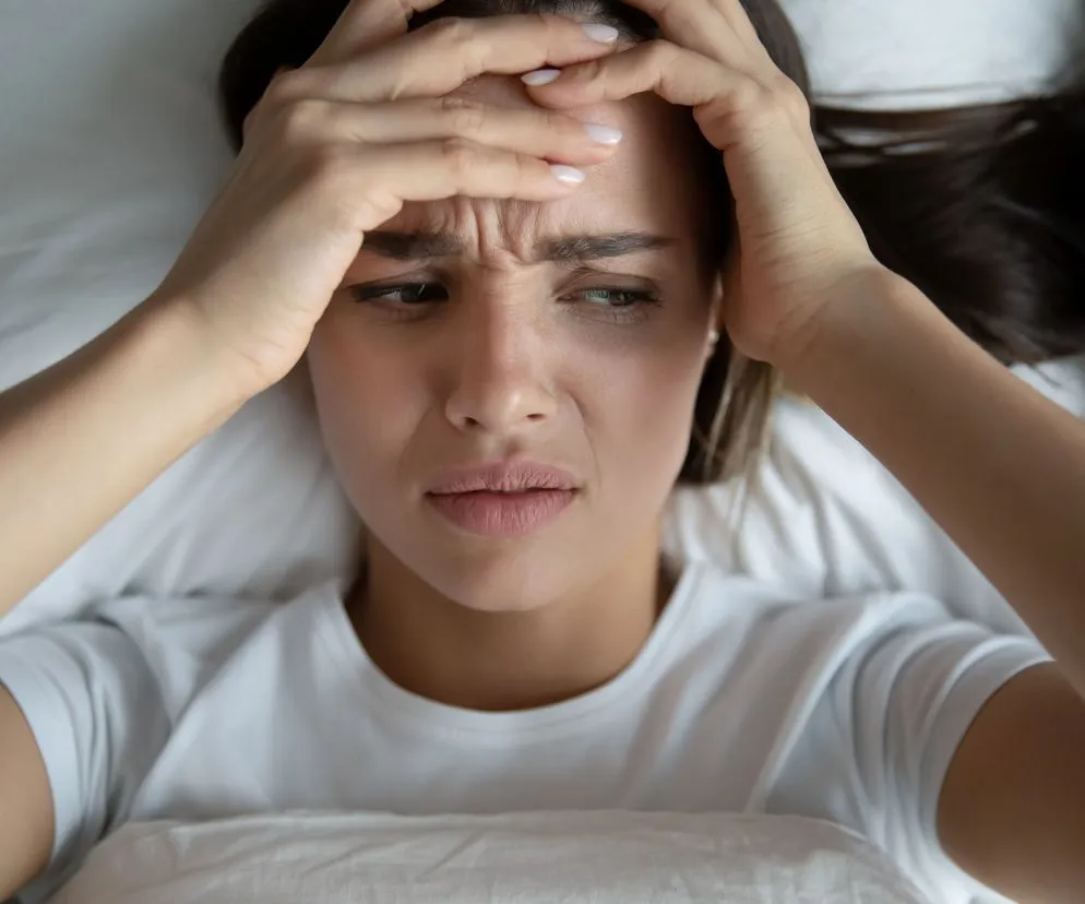 Kobieta z mgłą mózgową, zmęczenie psychiczne, problemy z koncentracją