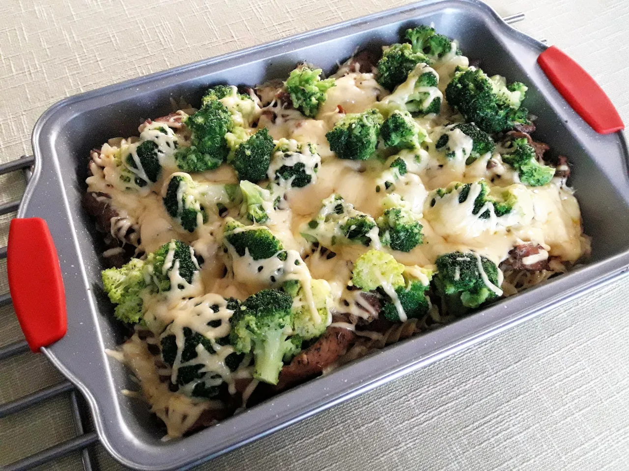 zapiekanka makaronowa z indykiem i brokułami