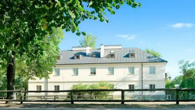 Muzeum Łowiectwa i Jeździectwa Łazienki Królewskie widok z zewnątrz