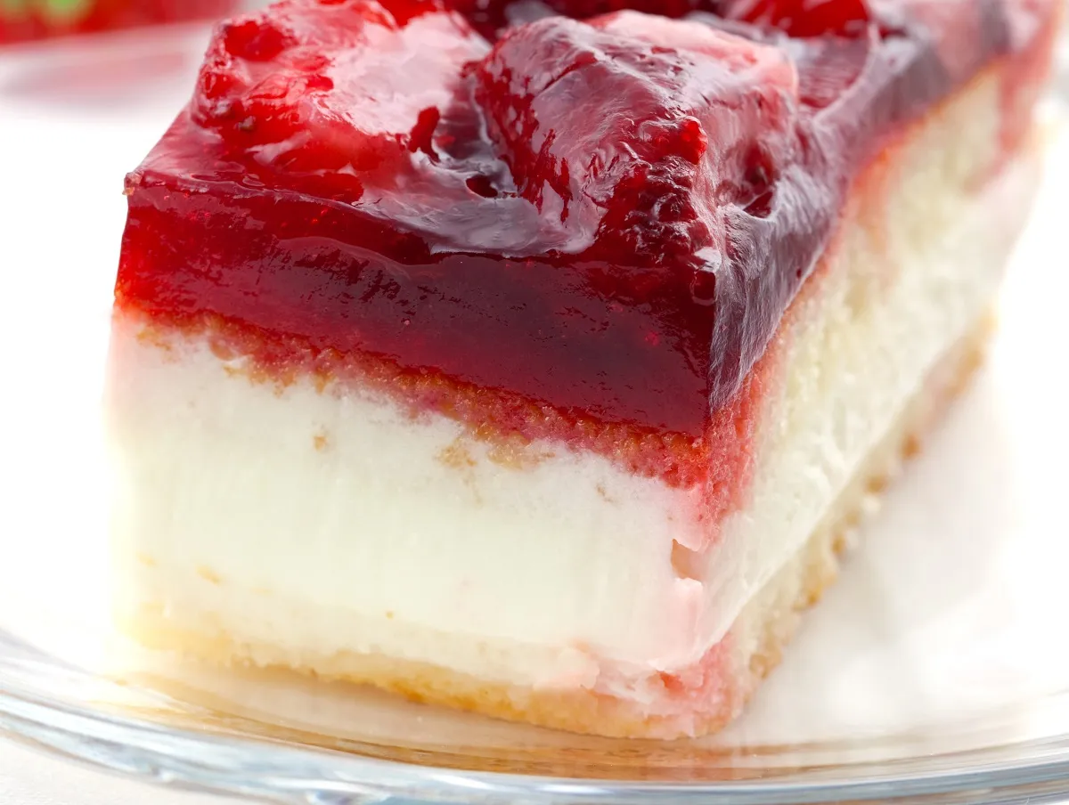 Warstwowe ciasto z budyniem i galaretką
