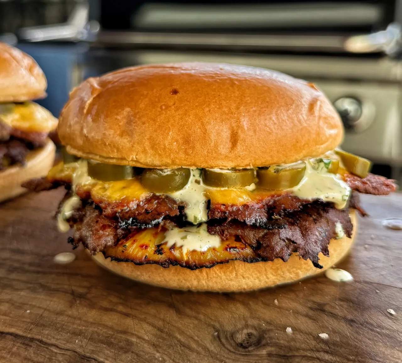 burger z grillowanym ananasem i jalapeno