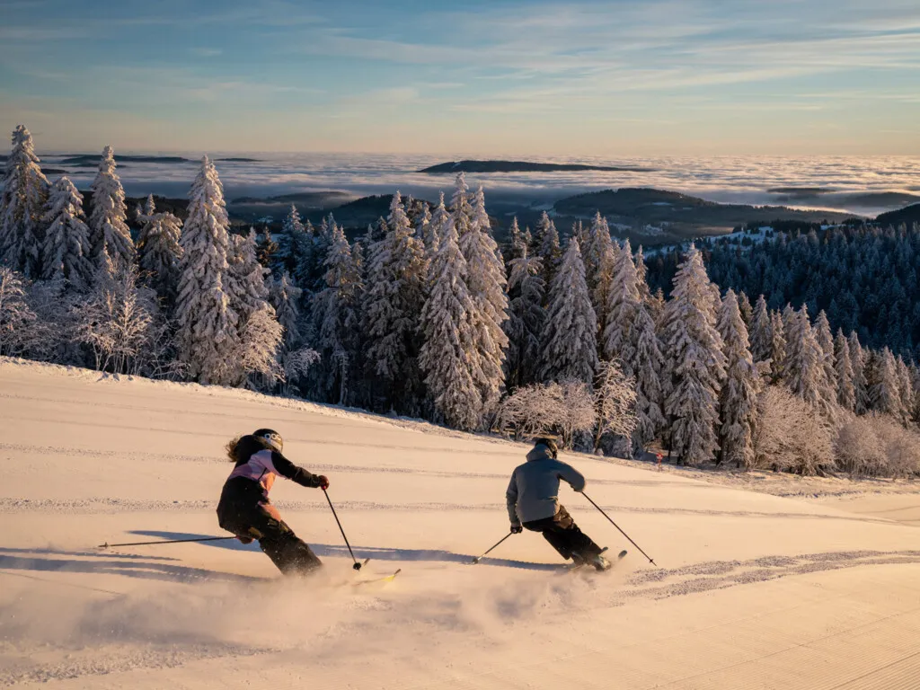 Skifahrer auf der Piste am Feldberg im Winter