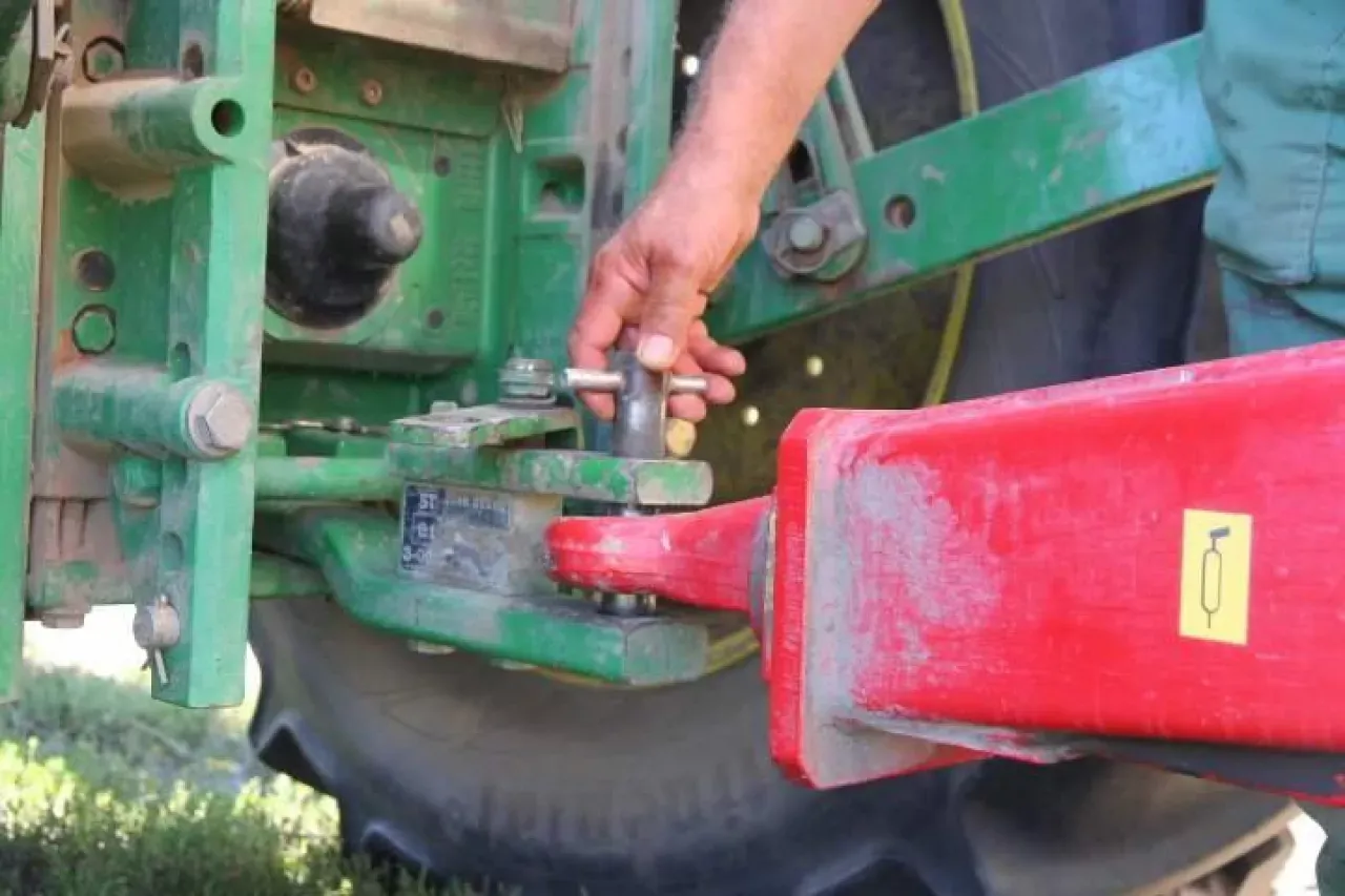 rodzaje zaczep&oacute;w do ciągnik&oacute;w rolniczych por&oacute;wnanie