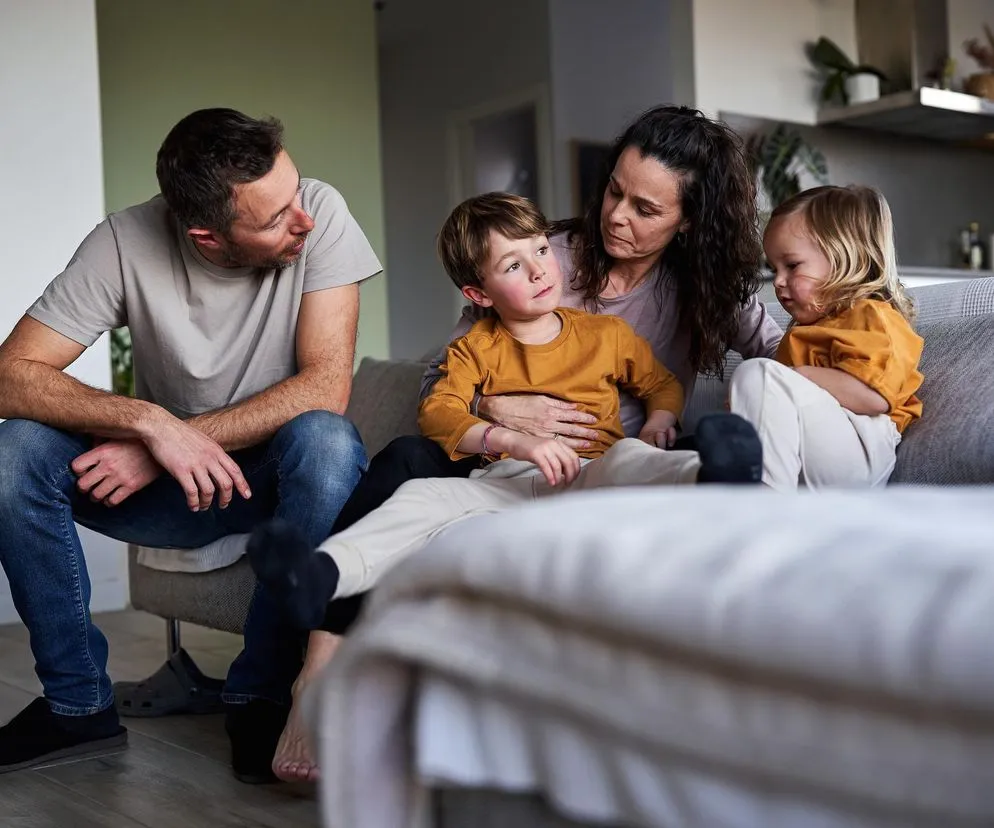 Rodzic z dzieckiem rozmawiający o problemach