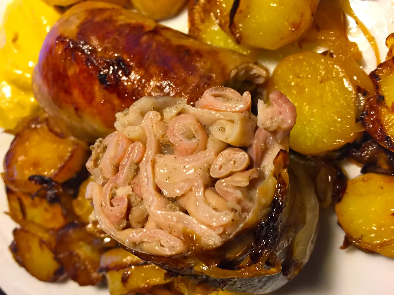 Andouillette grill&eacute;e avec frites et moutarde